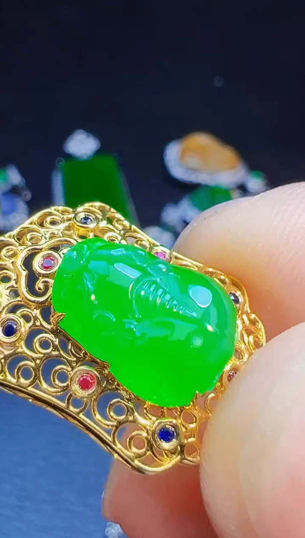 颈饰18K金镶嵌翡翠张*翡翠