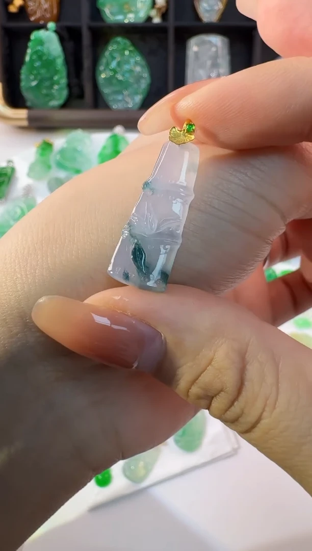 颈饰18K金镶嵌翡翠缅甸A货翡翠