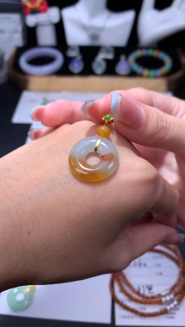 颈饰18K金镶嵌翡翠48小时鉴赏期 退货不扣服务费