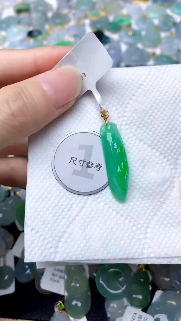 颈饰18K金镶嵌翡翠天然A货翡翠
