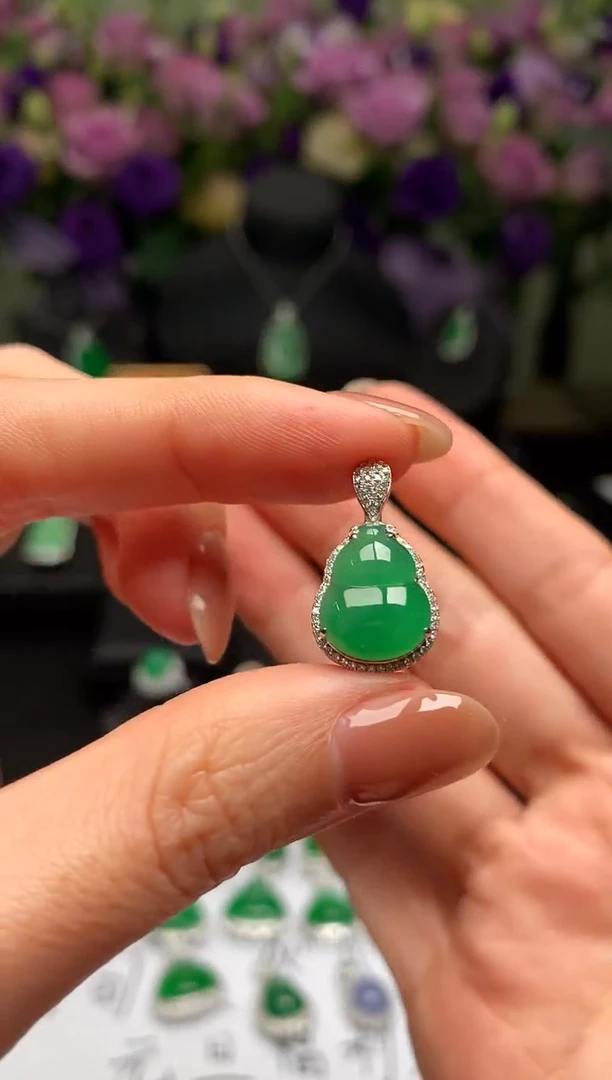 颈饰18K金镶嵌翡翠葫芦
