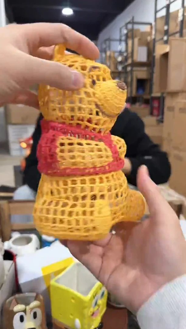 瓷片编织维尼摆件