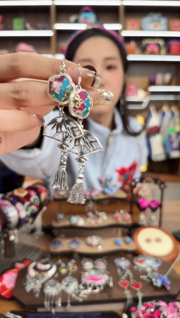 【闪购商品】织绣49蒙阿苏苗绣传承