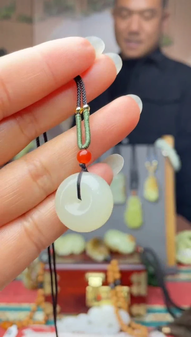 颈饰18K金镶嵌和田玉拍一发一