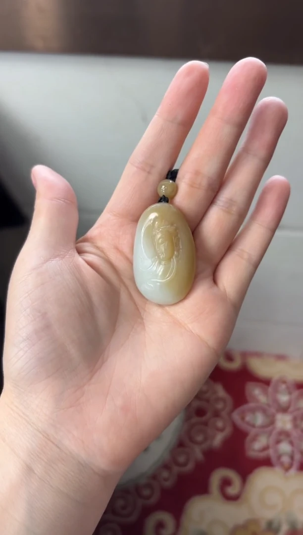 【闪购商品】和田玉吊坠(赠链)未镶嵌且末微色差迪克兰吊坠L