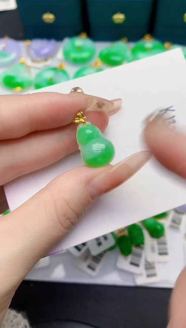 颈饰18K金镶嵌翡翠缅甸天然翡翠A货