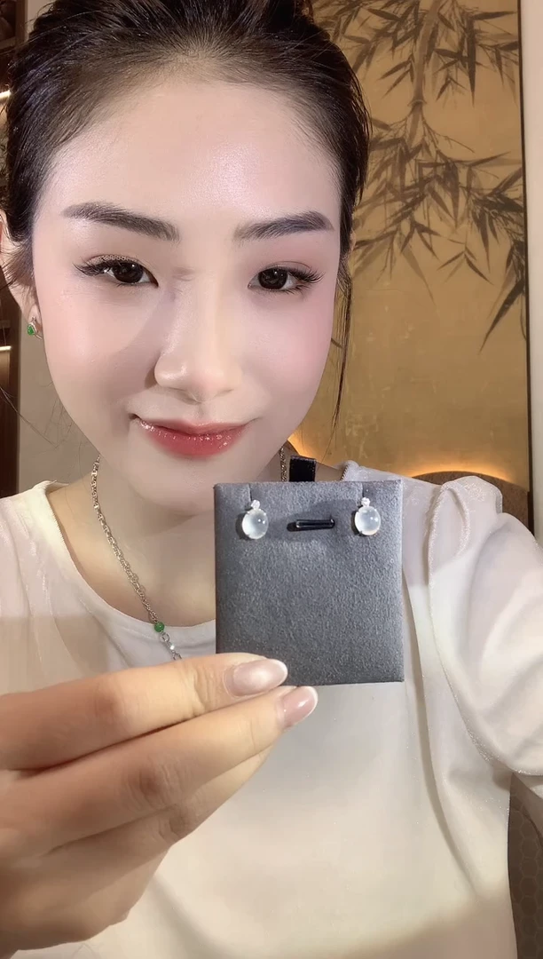 【云中意】18K 白冰翡翠耳饰 - 多样性发货一件