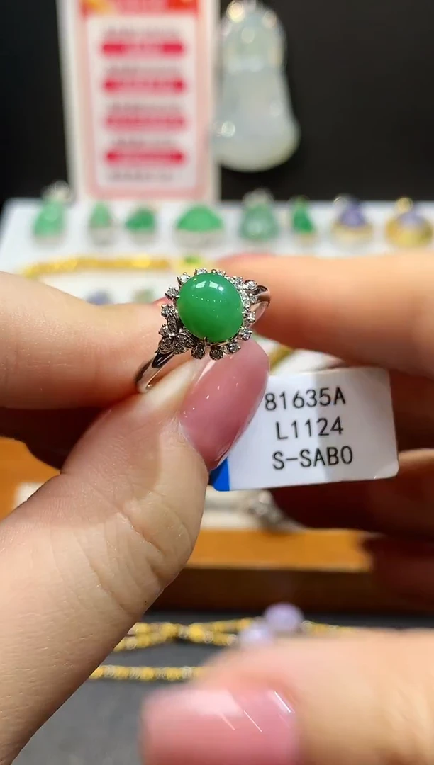 18K金镶嵌戒指翡翠多样性发其一