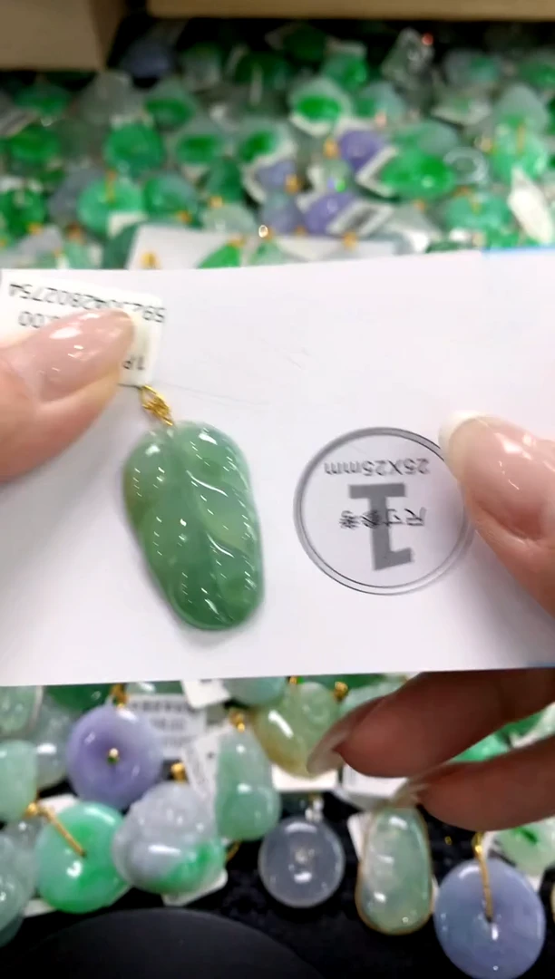 翡翠18K金镶嵌颈饰1111111111111111