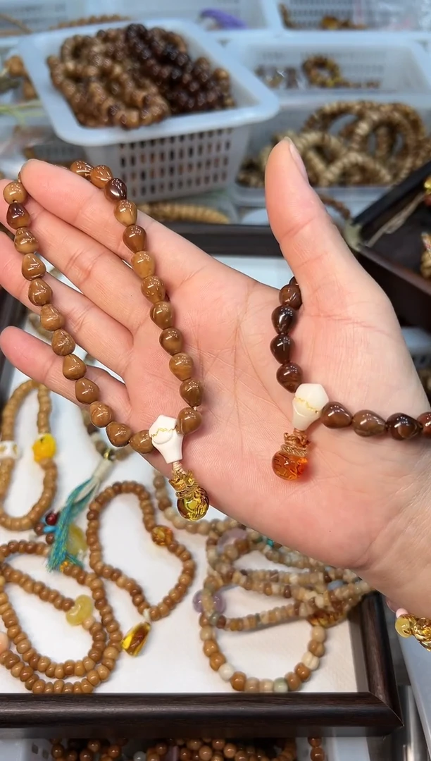 琥珀吊坠(赠链)未镶嵌库克卡9mm水滴【琥珀钱袋】设计款 手持