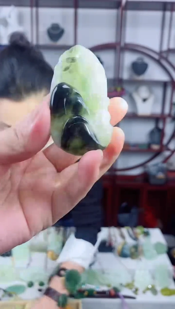 未镶嵌岫玉颈饰1