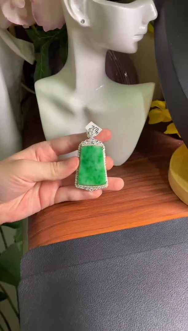 翡翠银S925镶嵌颈饰翡翠