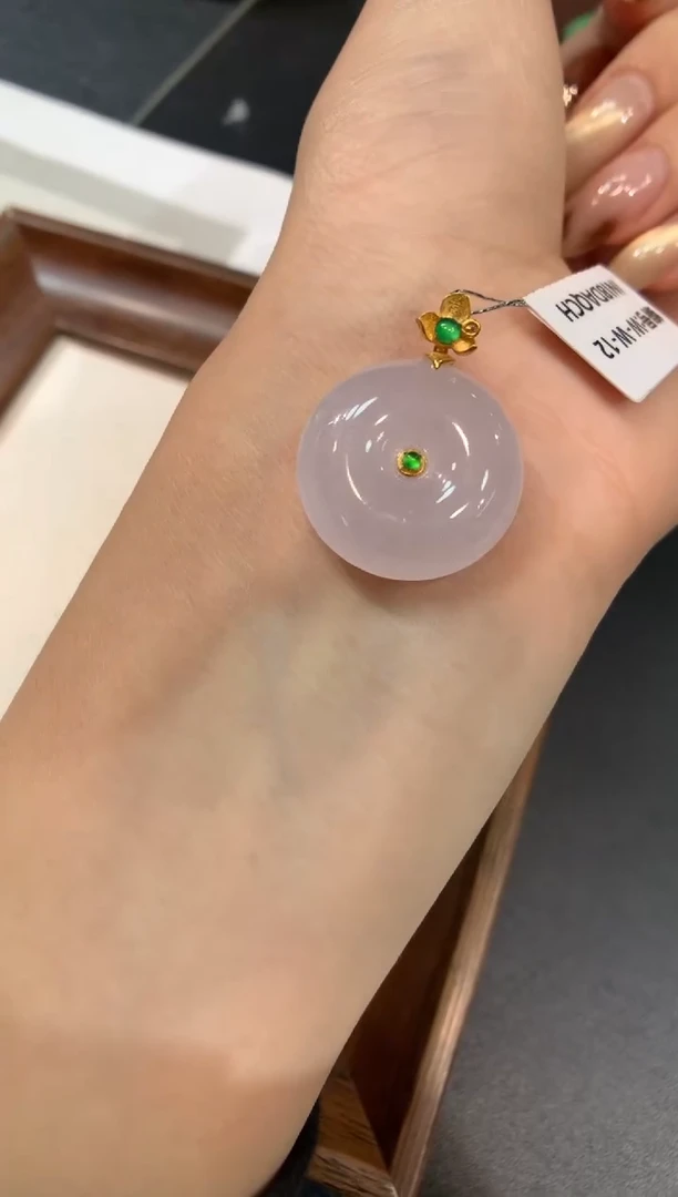 颈饰18K金镶嵌翡翠平安扣