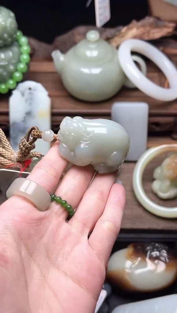 和田玉未镶嵌吊坠(不含链)且末青白 貔貅9008069