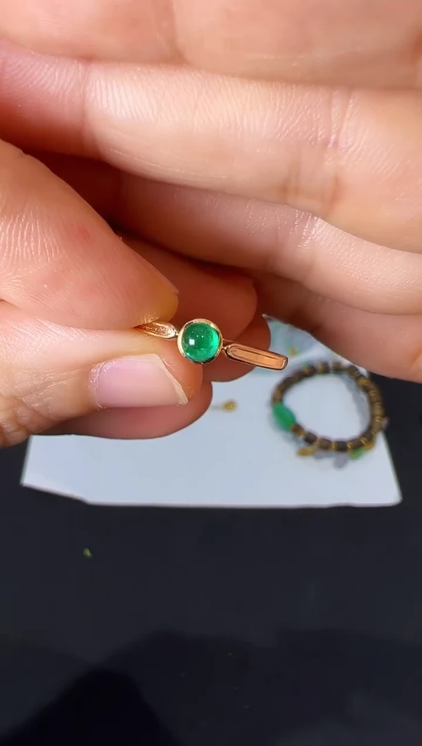 祖母绿戒指18K金镶嵌戒指