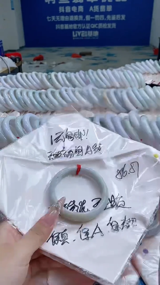 翡翠手镯未镶嵌400