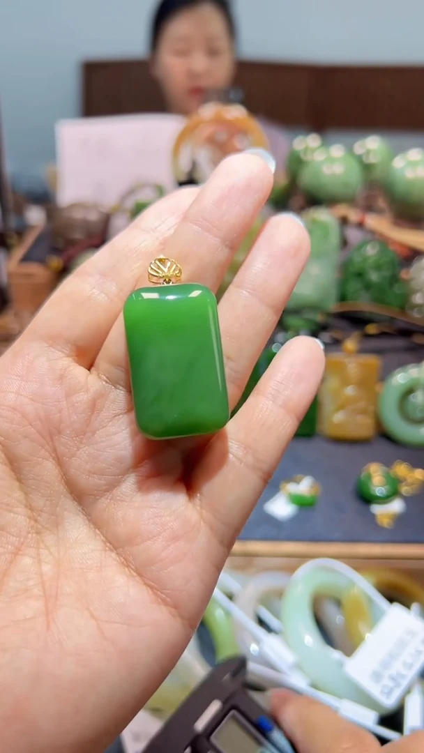 颈饰18K金镶嵌和田玉（碧玉）1
