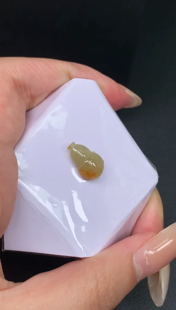 翡翠未镶嵌颈饰葫芦