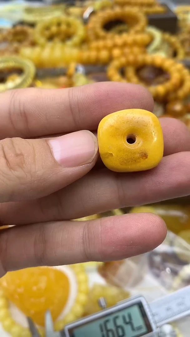 裸石琥珀未镶嵌扣子