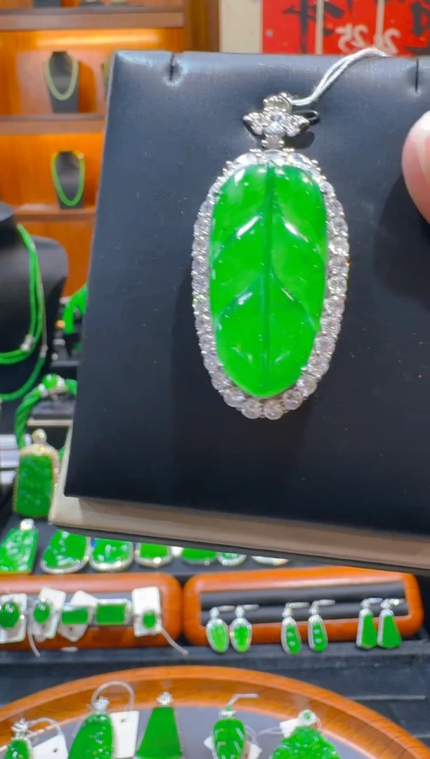【闪购商品】翡翠吊坠(赠链)银S925镶嵌天然A货翡翠
