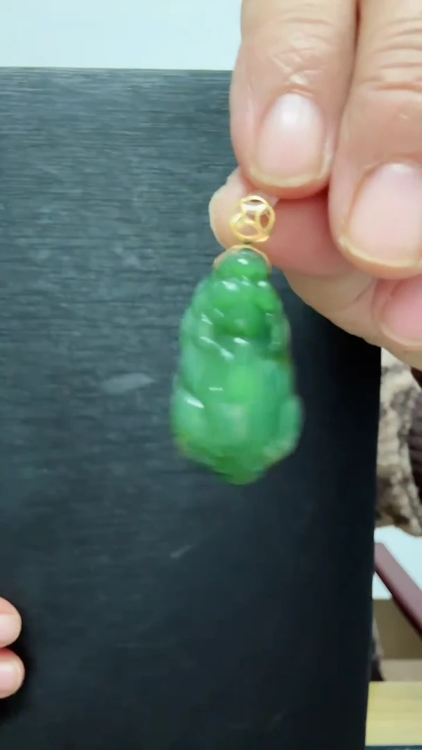 颈饰18K金镶嵌和田玉吊坠