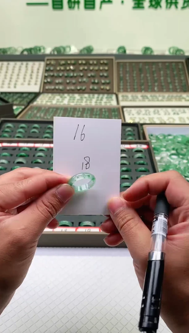 未镶嵌石英质玉（非洲翠）戒圈微瑕戒圈18