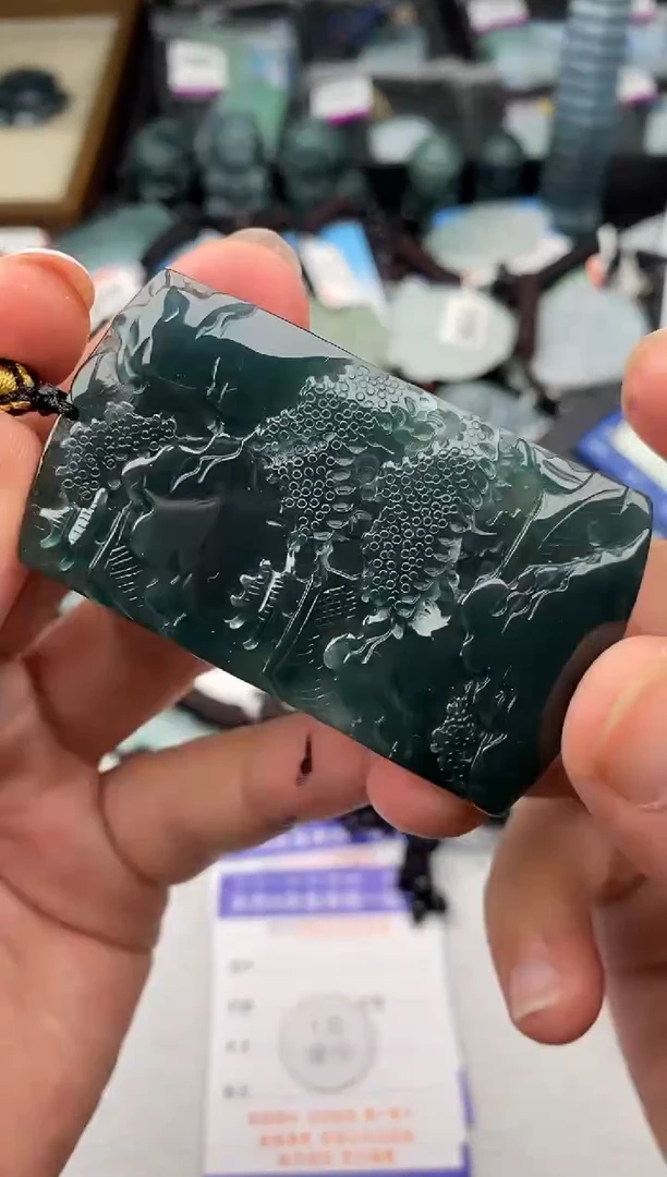 翡翠未镶嵌颈饰 多样性发其一