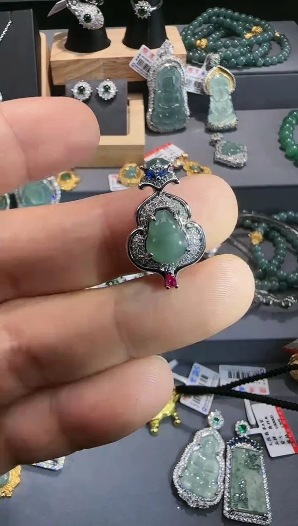 【闪购商品】翡翠吊坠(赠链)未镶嵌天然翡翠A货带证书发货