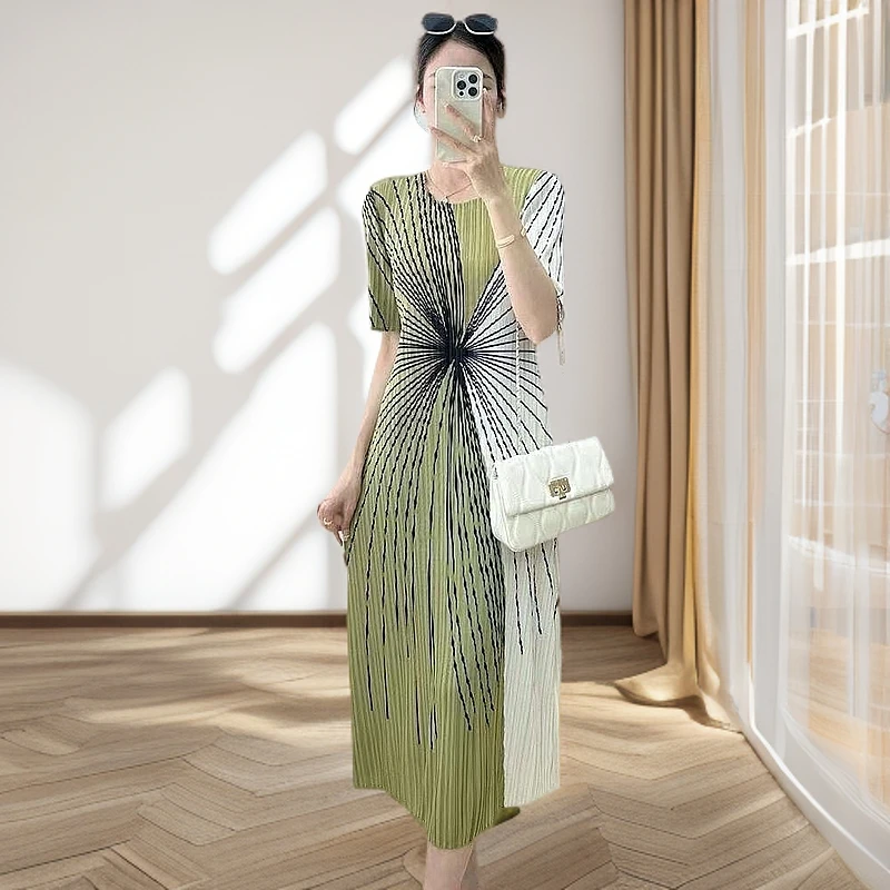 2025新款上市褶皱连衣裙圆领短袖中长款休闲条纹拼接印花妈妈装