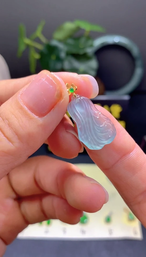 翡翠18K金镶嵌颈饰翡翠吊坠