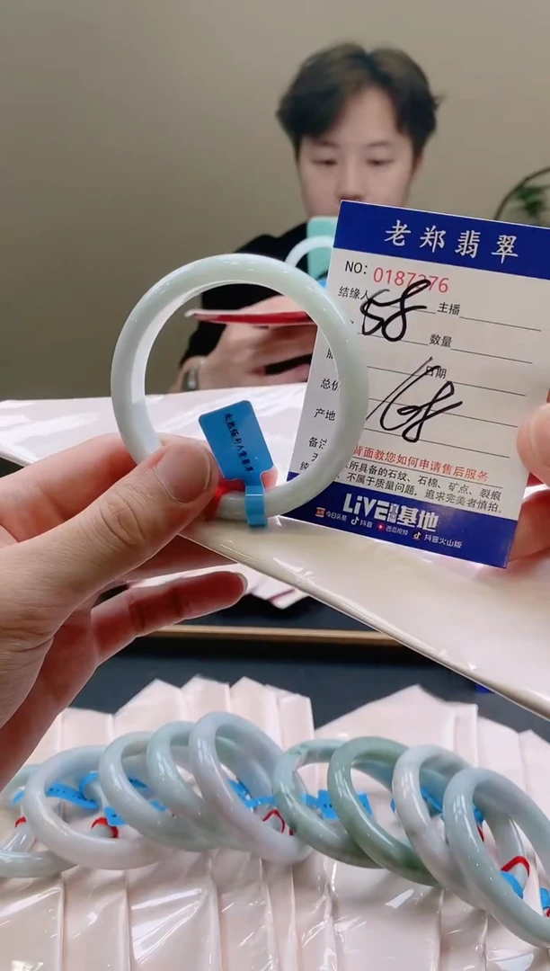 翡翠手镯未镶嵌AAAAAAAA