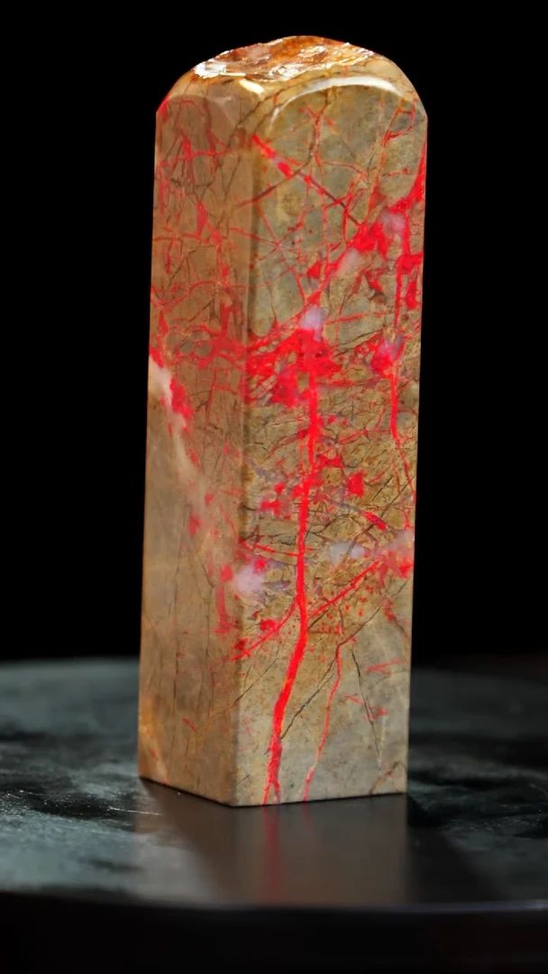 鸡血石牛角鸡血石