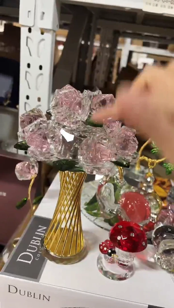 有机玻璃手捧玫瑰