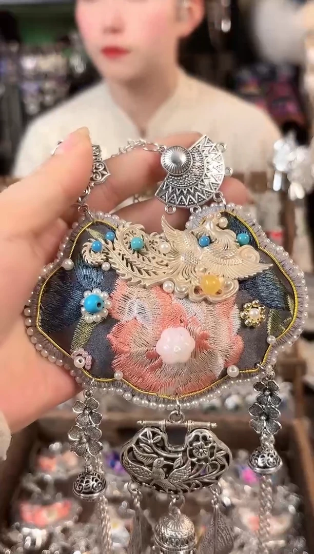 彩云南阁非遗老绣苗银饰品569