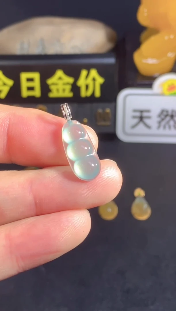 颈饰18K金镶嵌翡翠