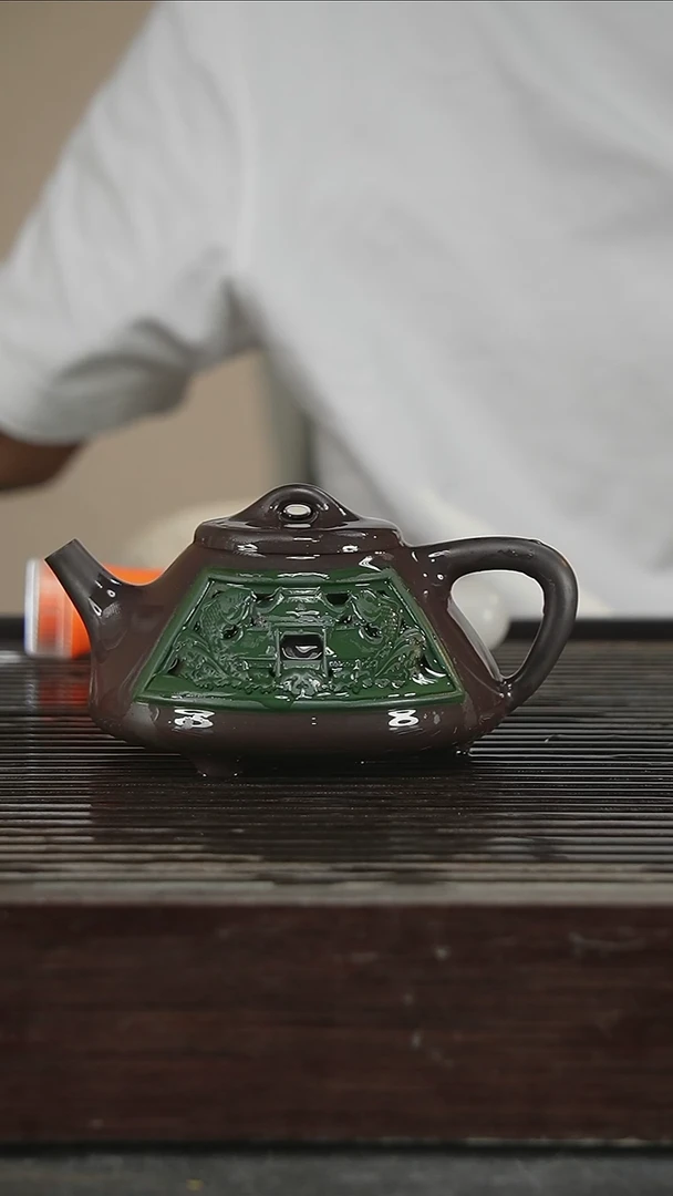 茶壶紫砂正高王岳龄，带证300CC249号