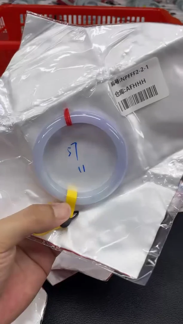 翡翠手镯未镶嵌翡翠手镯