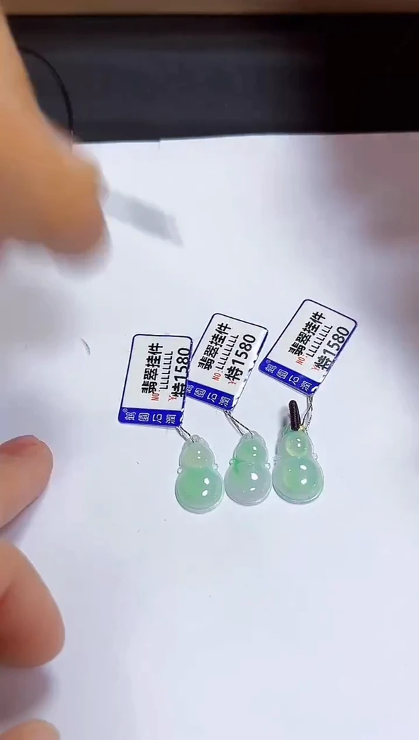 颈饰未镶嵌翡翠挂件多样性发其一