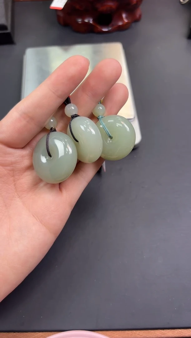 【闪购商品】和田玉吊坠(赠链)未镶嵌且末微色差近矿吊坠多样性发货