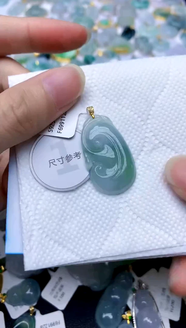颈饰18K金镶嵌翡翠天然A货翡翠