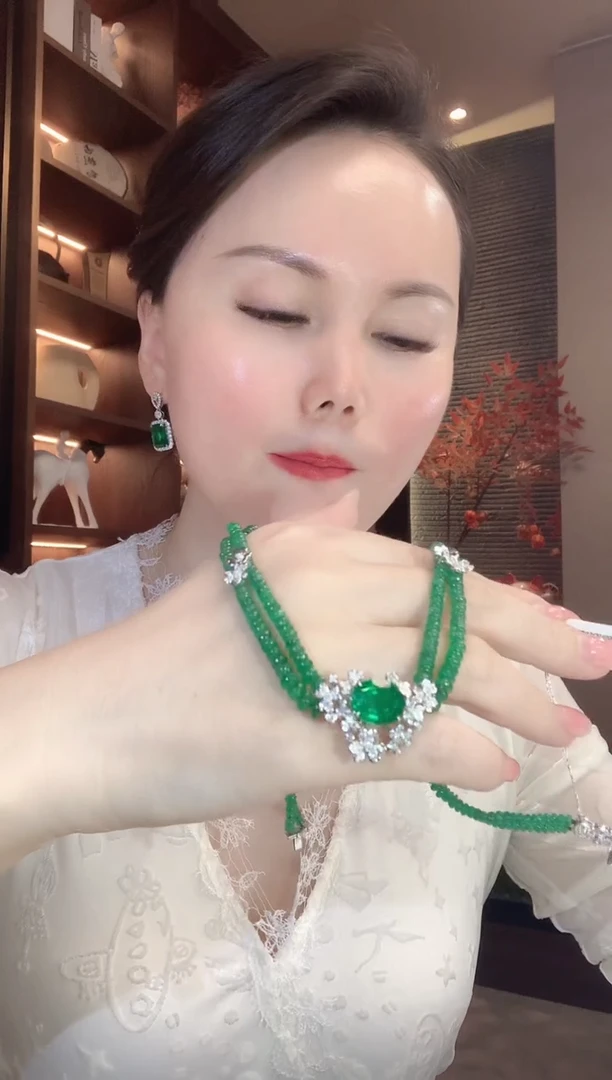 18K金镶嵌套链祖母绿C20