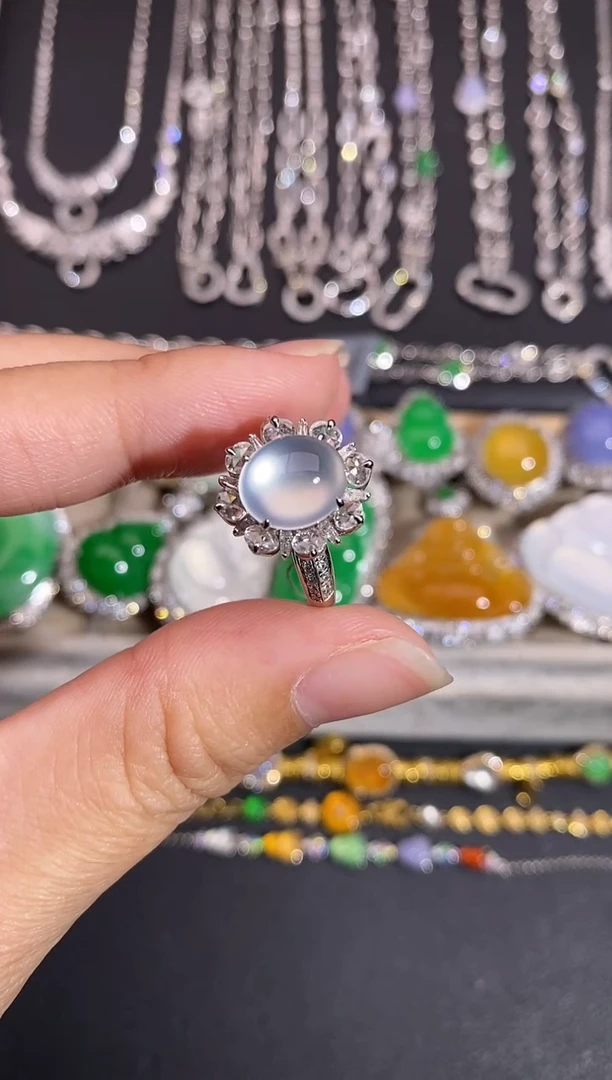 颈饰18K金镶嵌翡翠戒指