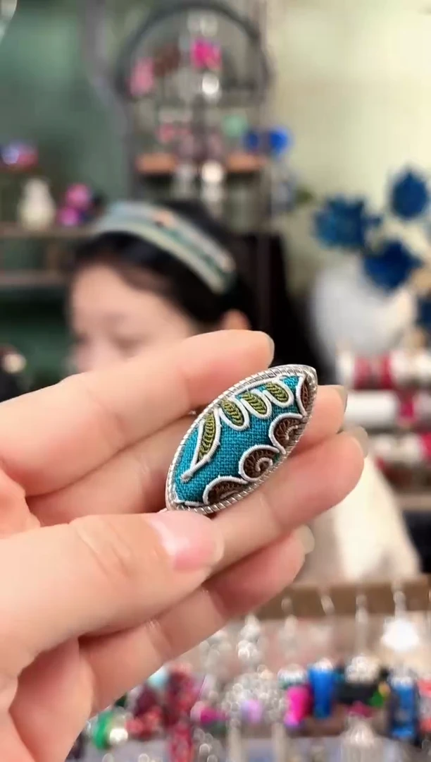 彩云南阁非遗老绣饰品112