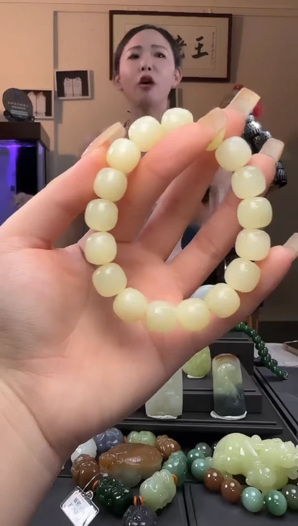 和田玉未镶嵌颈饰黄口老型手串