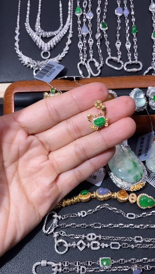 颈饰18K金镶嵌翡翠吊坠