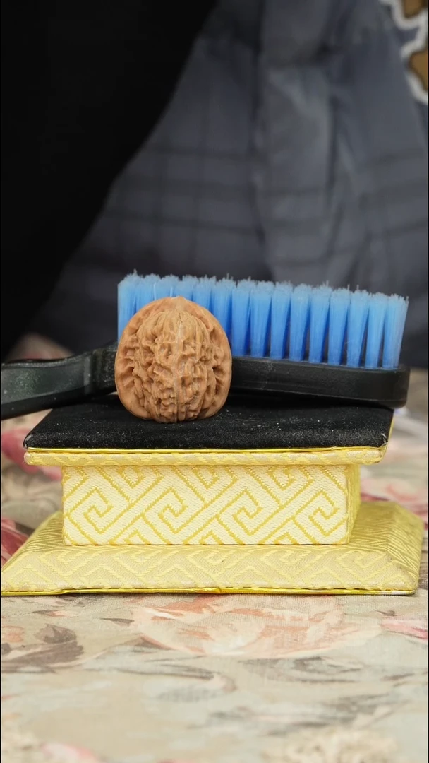 【闪购商品】文玩核桃把件一只核桃送一把刷子