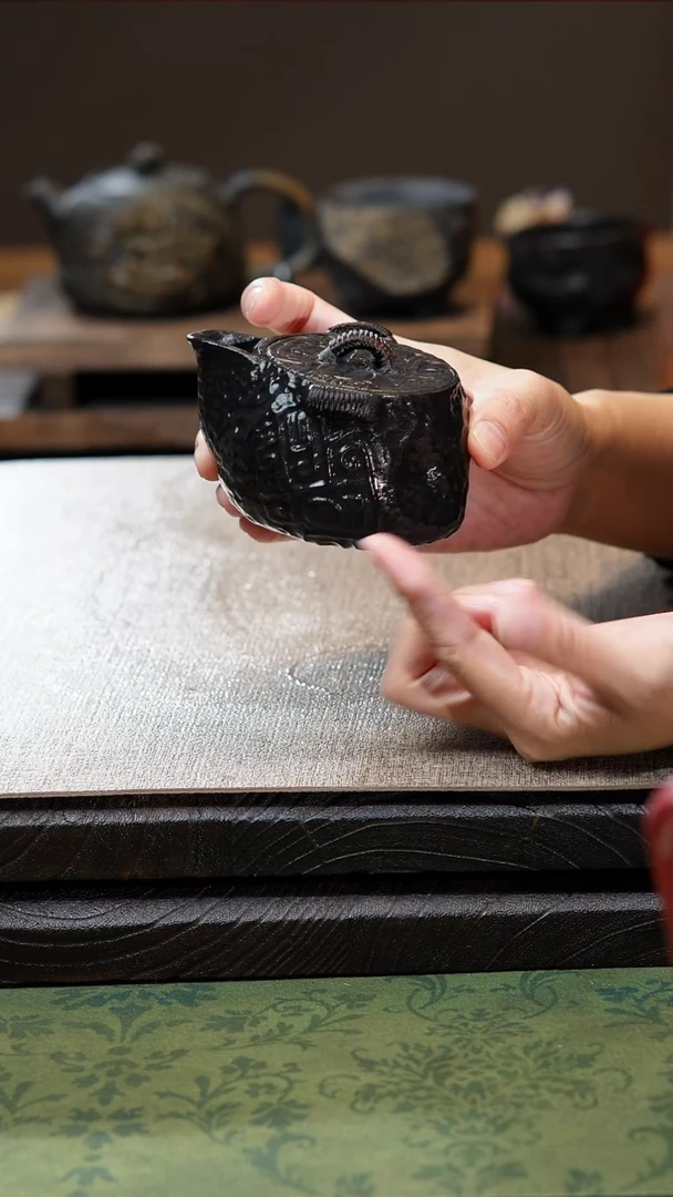 中式归玉堂冰碛岩重工雕刻饕餮宝瓶壶