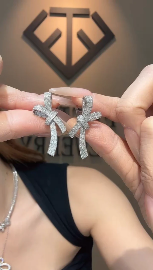 18K金镶嵌耳环钻石E866888 天使之翼蝴蝶结耳扣 多样性