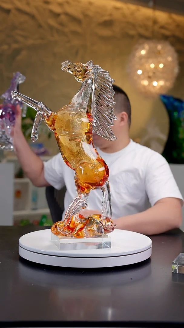 摆件阳****?琥珀色银箔立马摆件+底座