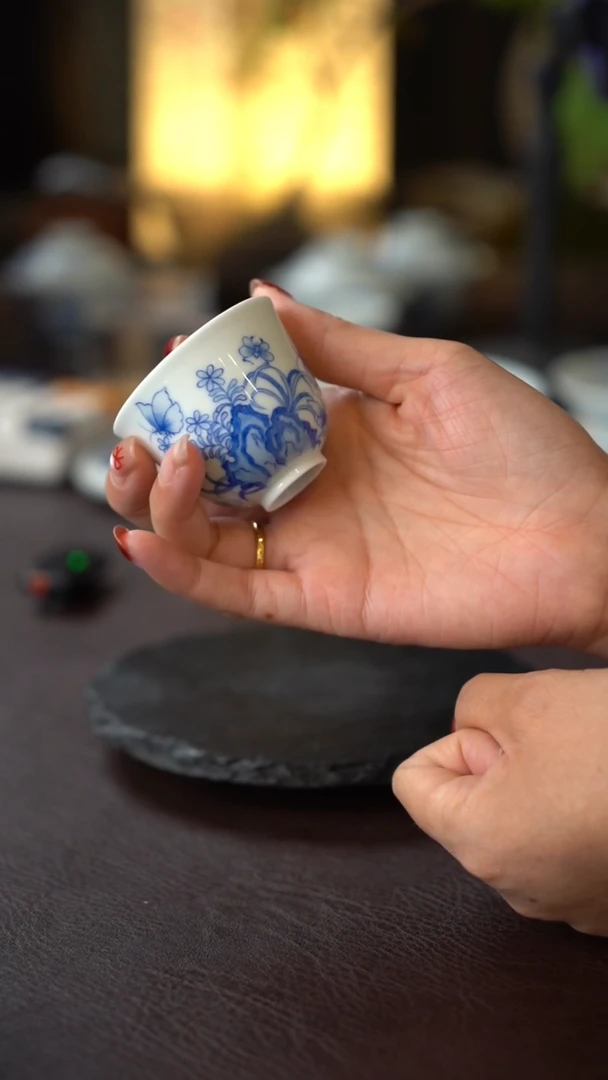 景德镇全手工手绘青花花卉小主人杯02号